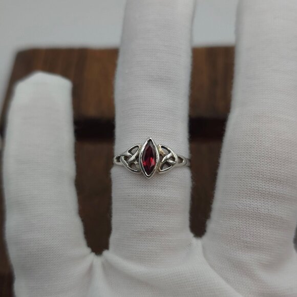 Jewelry - Size 8 925 Sterling Silver Simple Red Glass Celtic Ring